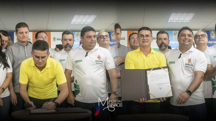 capa manaós david 'Agora é Lei' - PL que proíbe medidores aéreos, é sancionado pelo prefeito David Almeida