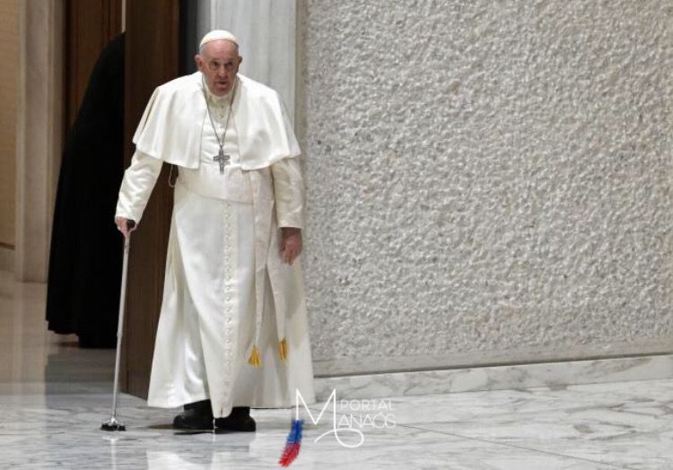Papa Francisco é internado em Roma para tratar infecção respiratória
