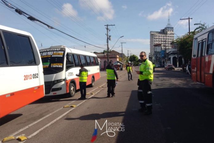 capa fiscalização Micro-ônibus passam por fiscalização no centro comercial da Capital