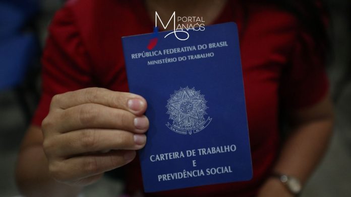 A taxa de desocupação caiu para 6,4% no trimestre de julho a setembro de 2024, recuando 0,5 ponto percentual (p.p.) frente ao trimestre de abril a junho de 2024 (6,9%) e caindo 1,3 p.p. ante o mesmo trimestre móvel de 2023 (7,7%). Essa foi a segunda menor taxa de desocupação da série histórica da Pnad Contínua do IBGE, iniciada em 2012, superando apenas a taxa do trimestre encerrado em dezembro de 2013 (6,3%).