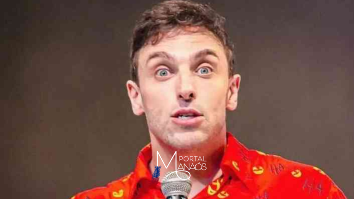 Leo Lins O humorista Léo Lins virou réu de processo que o acusa de "promover ódio e enredos discriminatórios, injuriosos e humilhantes, notadamente contra negros, pessoas com deficiência e nordestinos". O caso foi publicado pelo Ministério Público de São Paulo. Léo Lins teve os canais do YouTube e do TikTok suspensos por 90 dias. "Ele ainda teve R$ 300 mil bloqueados em suas contas bancárias com vistas ao pagamento de multas. A decisão foi emitida após o homem resistir a cumprir a lei e ordens judiciais", diz a nota. O humorista chamou atenção das autoridades após conteúdos discriminatórios, em forma de show humorístico, viralizar nas redes sociais. Léo Lins virou alvo de uma força-tarefa do MPSP por intermédio do CyberGaeco e da Promotoria de Direitos Humanos. "Segundo as investigações, o acusado desafia autoridades de vários Estados em seus shows e nas redes sociais. As autoridades atuaram no sentido de impor multas caso o humorista seguisse divulgando conteúdos capazes de humilhar, constranger e injuriar minorias". O Ministério Público de São Paulo ofereceu a denúncia com bases no artigo 20, da Lei n. 7716/89, e artigo 88 da Lei 13.146/2015. A pena pode variar entre 4 a 10 anos de reclusão, se condenado. O artigo 20 da Lei n.7716/89 diz que é crime: "praticar, induzir ou incitar a discriminação ou preconceito de raça, cor, etnia, religião ou procedência nacional. Pena: reclusão de um a três anos e multa". Já o artigo 88 da Lei 13.146/2015 diz respeito a crimes contra pessoas com deficiência. "Praticar, induzir ou incitar discriminação de pessoa em razão de sua deficiência: Pena: reclusão, de 1 a 3 anos e multa". A denúncia foi aceita pela Justiça, por intermédio do Setor de Atendimento de Crimes da Violência contra Infante, Idoso, Pessoa com Deficiência e Vítima de Tráfico Interno de Pessoas (Sanctvs). A defesa de Léo Lins tentou recorrer das primeiras medidas impostas a ele, mas o Tribunal de Justiça desconsiderou.