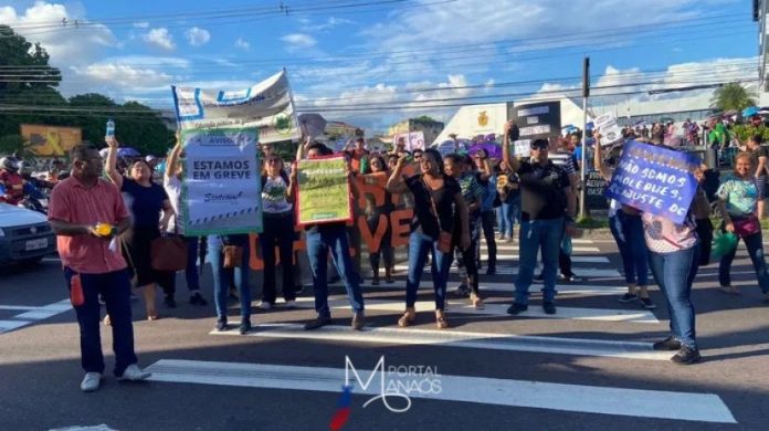 capa greve Greve: Governo propõe um reajuste salarial de 14% para professores
