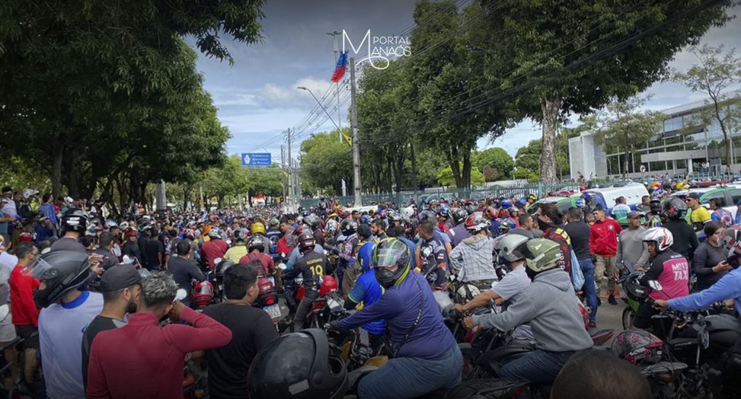 Grupo de motoristas por aplicativos, em Manaus, paralisam corridas para reivindicarem direitos.