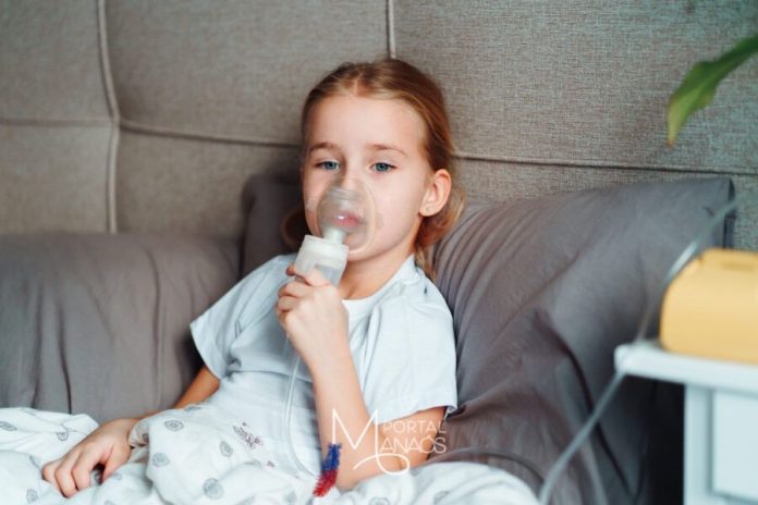 O novo Boletim InfoGripe da Fiocruz, divulgado na última quinta-feira (21), aponta que o rinovírus permanece como o principal vírus responsável pelos casos de Síndrome Respiratória Aguda Grave (SRAG) em crianças e adolescentes de até 14 anos, sobretudo nos estados das regiões Norte e Nordeste, enquanto a Covid-19 predomina entre os idosos.