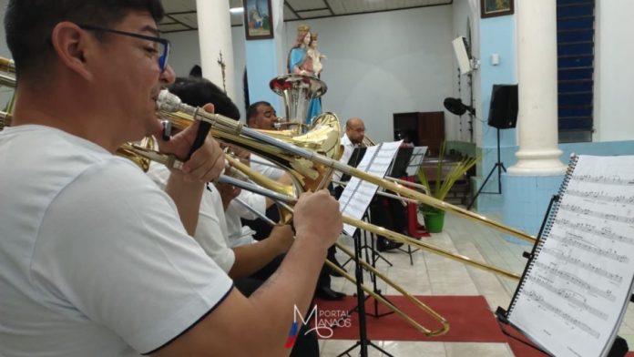 CAPA UEA SAX Tubones Coral faz apresentação especial de aniversário