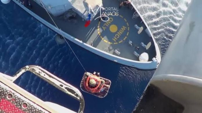 capa naufrágio resgate Vítimas do naufrágio na Grécia são resgatadas de helicóptero