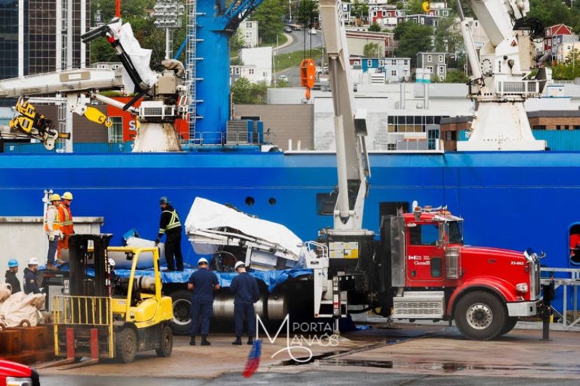 Peças de submarino e possíveis restos humanos são retirados do mar