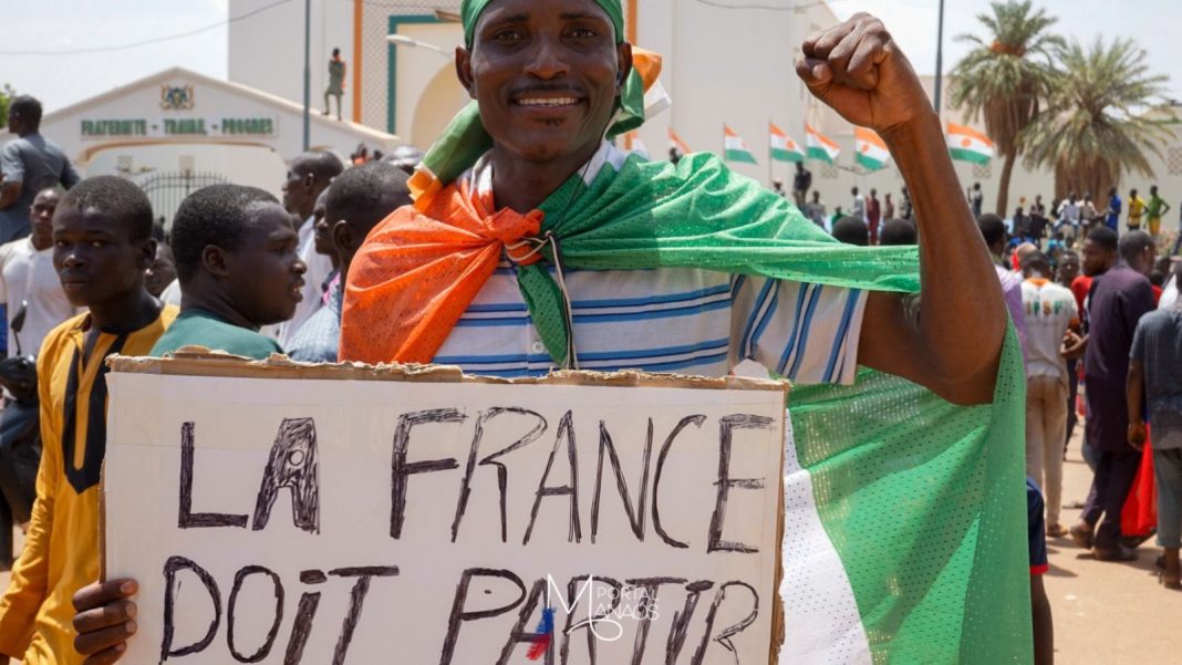 França começará a retirar cidadãos do Níger