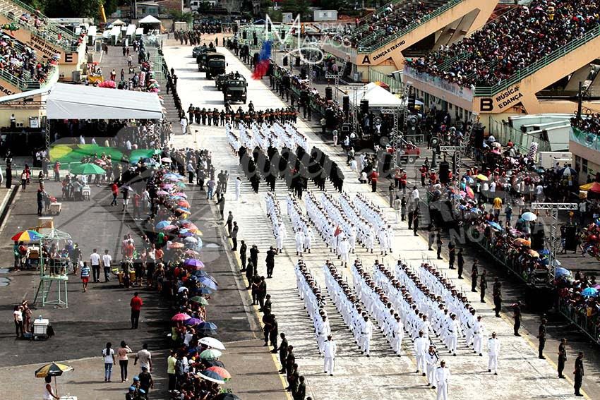 Em comemoração à Independência do Brasil,nesta quinta-feira (7), um desfile militar celebra a data no Sambódromo em Manaus. O evento é realizado das 8h às 11h30, com abertura dos portões ao público a partir das 5h. Mais de 5,7 mil pessoas, entre militares e civis, devem participar do desfile. O Desfile Cívico Militar contará com um efetivo de 3 mil militares do Exército Brasileiro (EB), 1 mil da Polícia Militar do Amazonas (PMAM), 630 da Marinha do Brasil, 500 da Força Aérea Brasileira (FAB) e 170 do Corpo de Bombeiros Militar do Amazonas (CBMAM). Participam também 420 civis, incluindo representantes do grupo de Escoteiros do Amazonas, Maçonaria e do Grupo Suçuarana Operações Socioambientais. O Moto Clube Bodes do Asfalto vai encerrar o desfile. O público presente, ainda, poderá assistir à apresentação de aeronaves da FAB, além do desfile de viaturas das Forças Armadas, PMAM, Corpo de Bombeiros e da Cavalaria da PMAM. No Complexo Turístico da Ponta Negra, zona oeste, ocorrerá o desfile naval da Marinha.