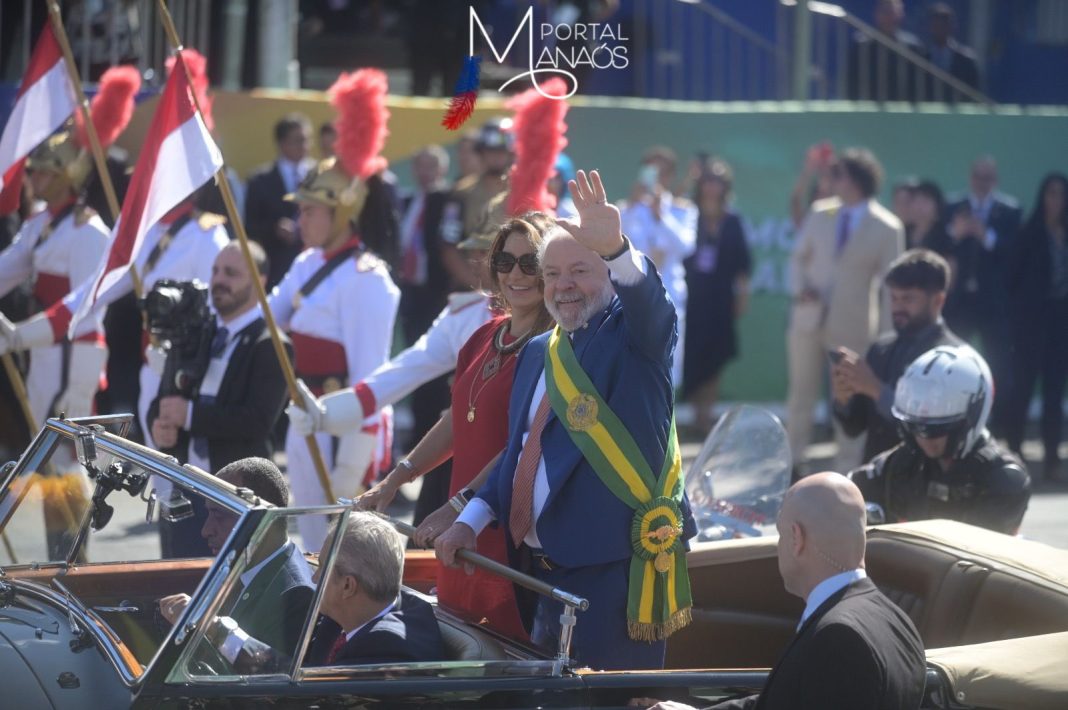 Veja desfile do dia 7/9 em Brasília com público limitado