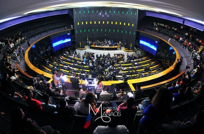 câmara deputados Foi adiada a votação em Plenário da proposta que cria o Cadastro Nacional de Pessoas Condenadas por Violência contra a Mulher (CNVM). Em seguida, a sessão da Câmara dos Deputados foi encerrada.