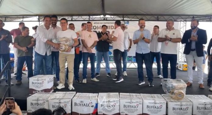 david - manaós David Almeida entrega embarcações e motores a comunidades ribeirinhas