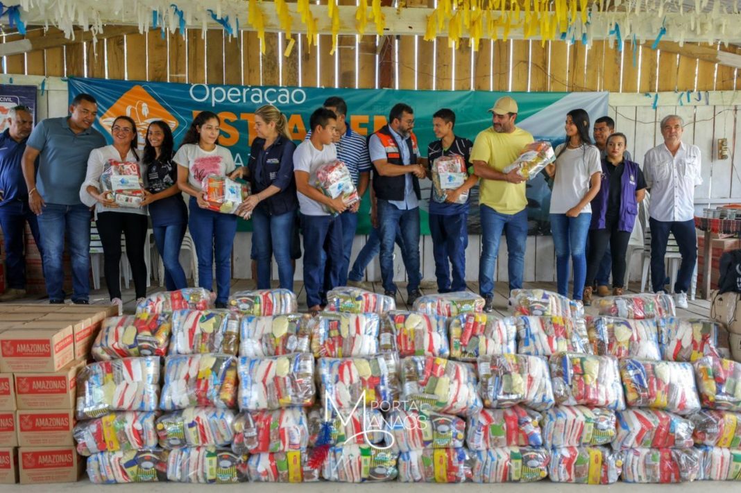 Em Manacapuru, Governador do Amazonas entrega 3 mil cestas básicas a famílias afetadas