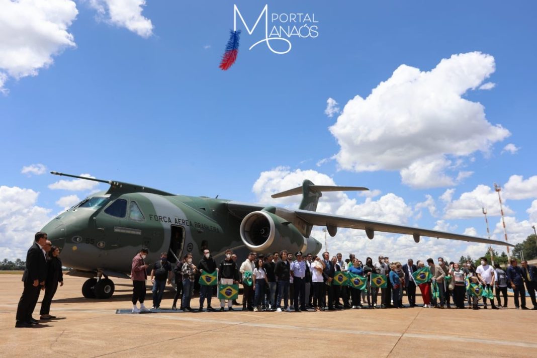 Segundo avião da FAB chega ao Brasil trazendo 214 resgatados de
