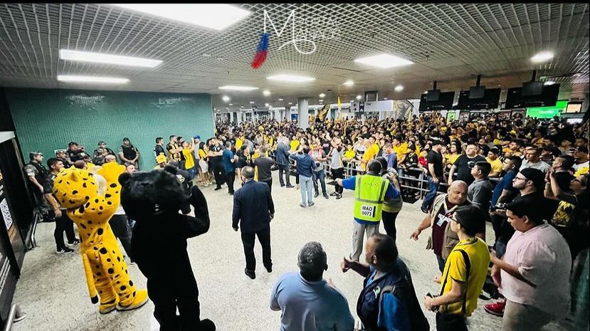 Torcida do Amazonas FC lota aeroporto de Manaus para recepcionar time campeão