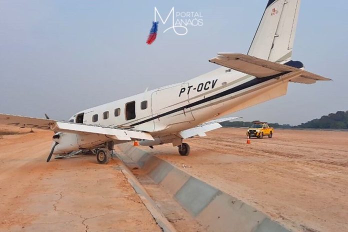 avião acidente Aeroporto de Manaus fica fechado após avião sair da pista e cair numa vala