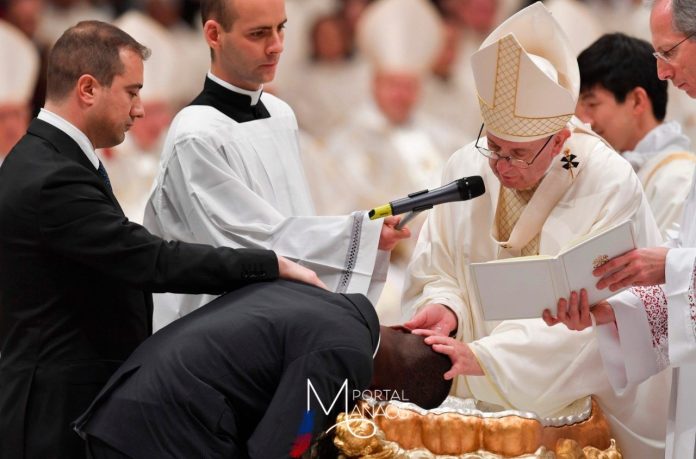 vaticano Vaticano diz que transgêneros podem ser batizados e apadrinhar