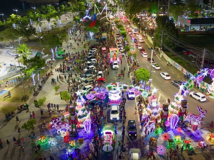 PARADA NATALINA 2ª Parada Natalina acontece na faixa liberada da Ponta Negra