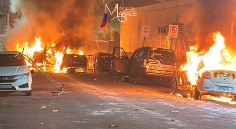 Ônibus e carros são queimados por torcedores após rebaixamento do Santos no Brasileirão