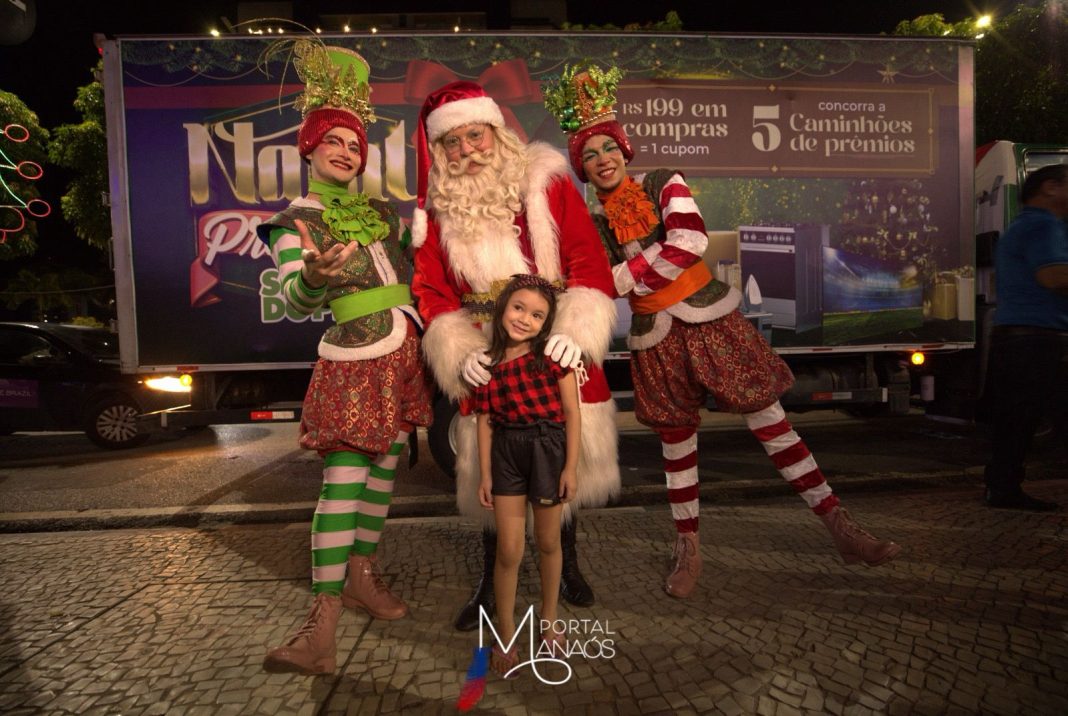 Parada Natalina encanta público em pontos turíticos de Manaus