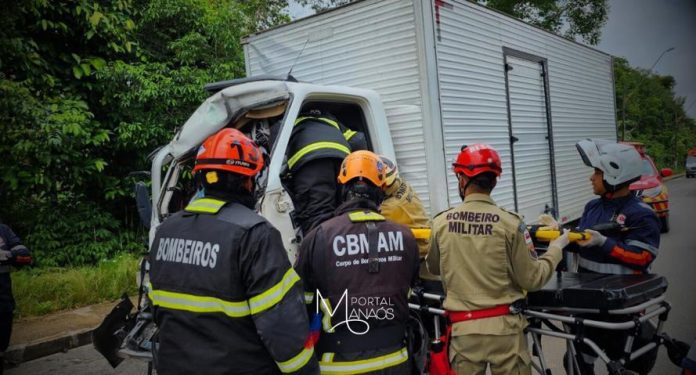 O Corpo de Bombeiros Militar do Amazonas (CBMAM) realizou, na manhã desta segunda-feira (25), o desencarceramento de duas vítimas presas às ferragens de um caminhão baú, após um acidente de trânsito na avenida do Futuro, no bairro Tarumã, zona oeste da capital. Cinco viaturas atuaram no local da ocorrência.