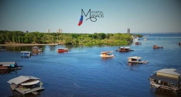 Em cumprimento à decisão judicial, a Secretaria Municipal de Meio Ambiente, Sustentabilidade e Mudança do Clima (Semmasclima) iniciou nesta terça-feira, (26), às 8h, a retirada de flutuantes do Tarumã-Açú. Conforme liminar judicial vigente, a ação neste primeiro momento fará a retirada apenas dos flutuantes previamente identificados como abandonados