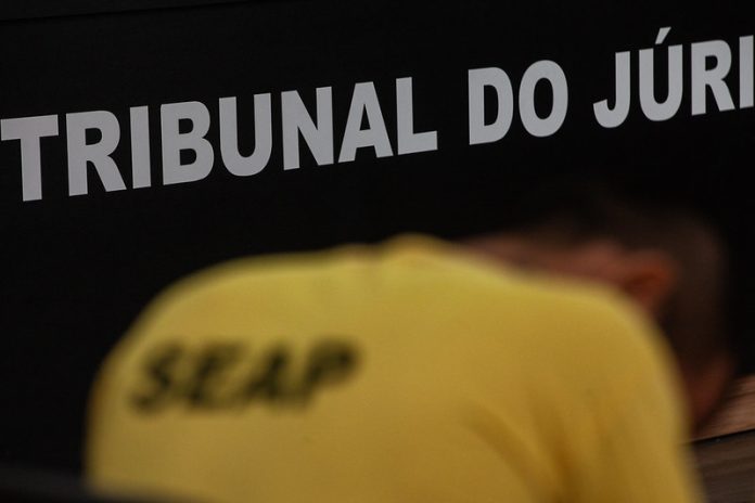 Os dois réus aguardavam o julgamento presos provisoriamente e, com a condenação, deram início ao cumprimento provisório da pena