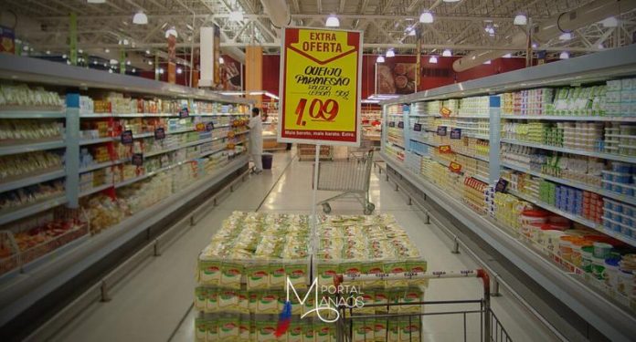 O Ministério da Saúde ressalta a relevância de atentar para a composição dos alimentos ao ir às compras. A Resolução Nº 429 de 2020 da Diretoria Colegiada da Agência Nacional de Vigilância Sanitária (Anvisa) estabelece a obrigatoriedade do selo de advertência frontal e alterações na apresentação da tabela de composição nutricional para todos os alimentos embalados que se enquadrem nos parâmetros definidos pela resolução