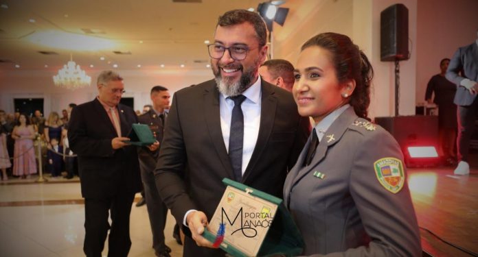 O governador do Estado do Amazonas, Wilson Lima, participou, na noite desta terça-feira (16), da formatura de 21 policiais militares do Curso de Formação de Oficiais de Saúde (CFOS) da Polícia Militar do Amazonas (PMAM) e destacou que os novos servidores públicos têm uma importante missão a partir de agora: cuidar daqueles que atuam diariamente para proteger a população do estado.