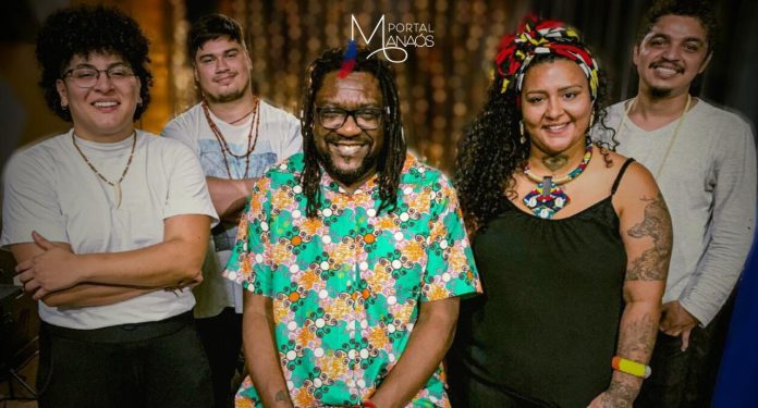 No dia 20 de abril de 2024, o Teatro da Instalação será palco para uma experiência única e emocionante: o espetáculo “Amazônia Meu Caminho”. Esta obra, concebida no formato de monólogo musical, traz consigo não apenas melodias e letras envolventes, mas também uma profunda reflexão sobre os diversos caminhos que moldam histórias e memórias.