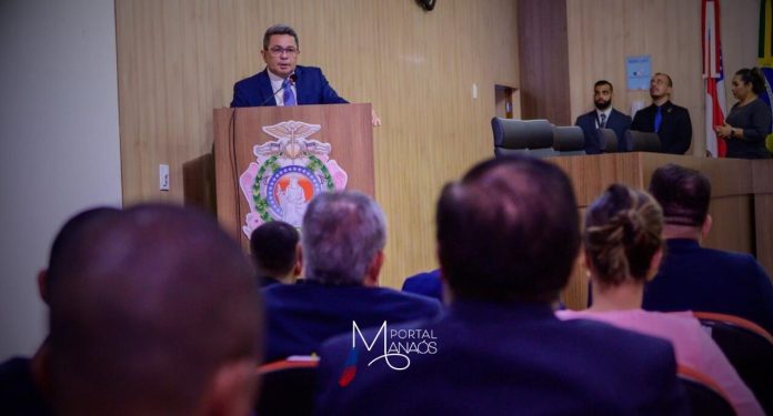 O Governo do Amazonas apresentou os avanços na política de gestão dos presídios do estado durante a cerimônia de entrega da Medalha do Mérito Penitenciário, no fim da tarde de terça-feira (16), evento que comemora os nove anos de existência da Secretaria de Estado de Administração Penitenciária (Seap). A solenidade ocorreu na Escola Superior da Magistratura do Amazonas (Esmam), no bairro Aleixo, zona centro-sul de Manaus, e foi presidida pelo vice-governador Tadeu de Souza.