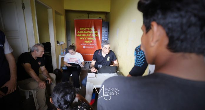 O depósito da Escola Municipal Indígena Uniawasap’i, na Terra Indígena Andirá-Marau, funcionou como sala de audiências judiciais nesta quarta-feira (17), terceiro e último dia do mutirão Mo’yha Aikawiano Hanuat Ko’i Pyt’awa Hap (Acesso a Direitos), coordenado pela Defensoria Pública do Estado do Amazonas (DPE-AM) e voltado à população Sateré-Mawé da região do Alto Marau, em Maués.