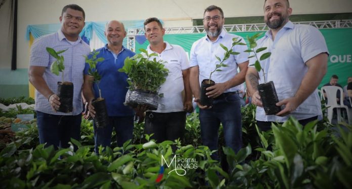 O Governo do Amazonas abriu linhas de crédito e entregou implementos agrícolas, além de mudas de cítricos e café, aos produtores do município de Novo Airão (a 115 quilômetros de Manaus), nesta sexta-feira (19). Também anunciou a compra de 4,5 toneladas de alimentos pelo Programa de Aquisição de Alimentos (PAA), que beneficiará 15 produtores locais da região.