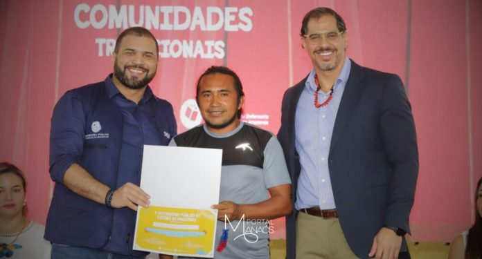 A Defensoria Pública do Estado do Amazonas (DPE-AM) lançou, na sexta-feira (19), Dia dos Povos Indígenas, o Núcleo Especializado na Defesa dos Direitos dos Povos Indígenas e Comunidades Tradicionais. O lançamento ocorreu durante solenidade no Ginásio Deodato de Miranda Leão, em Maués, município que esta semana recebeu um mutirão de documentação civil coordenado pela DPE-AM voltado à população Sateré-Mawé da região do Alto Marau.