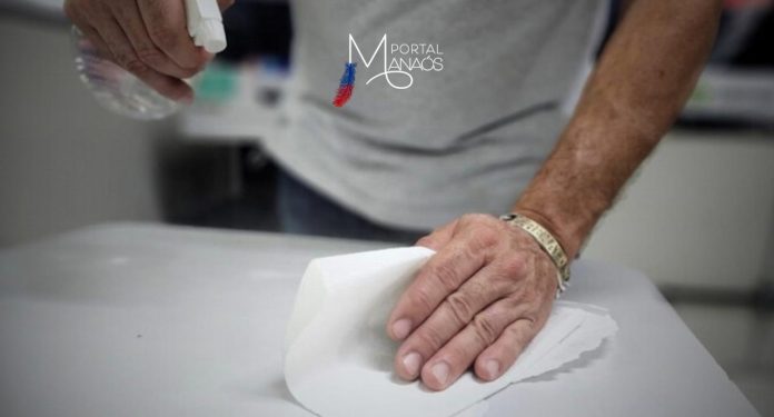 A partir do dia 1º de maio, a comercialização de álcool líquido na concentração de 70% volta a ser proibida. A medida é uma determinação da Agência Nacional de Vigilância Sanitária (Anvisa), justificada pelo risco de causar acidentes devido à alta inflamabilidade do produto. A Fundação de Vigilância em Saúde do Amazonas - Dr. Rosemary Costa Pinto (FVS-RCP), da Secretaria de Estado de Saúde do Amazonas (SES-AM), reforça o alerta à população sobre a proibição.