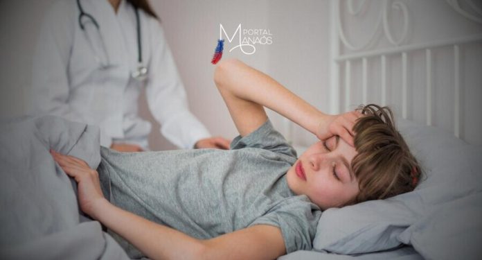 Divulgado nesta quinta-feira (25), o Boletim InfoGripe da Fiocruz destaca os recorrentes aumentos semanais nas internações de Síndrome Respiratória Aguda Grave (SRAG), especialmente em função do vírus sincicial respiratório (VSR), da influenza A e do rinovírus. Já a Covid-19, mesmo apresentando sinal de queda ou estabilidade em patamares relativamente baixos de acordo com a região do país, ainda é a maior responsável pela mortalidade de SRAG nos idosos.