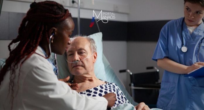 WhatsApp Image 2024-05-04 at 10.09.21 O novo Boletim InfoGripe da Fiocruz, aponta manutenção do aumento do número de casos de Síndrome Respiratória Aguda Grave (SRAG) no país. O atual cenário é reflexo do crescimento de casos de vírus sincicial respiratório (VSR) e de influenza em diversas regiões. A análise destaca que a ampliação da circulação do VSR tem gerado aumento expressivo da incidência e mortalidade de SRAG nas crianças pequenas, superando aquelas associadas à Covid-19 nessa faixa etária. Outros vírus respiratórios que se mantêm com alta incidência de SRAG na população até 2 anos são Sars-CoV-2 (Covid-19) e rinovírus. O relatório foi publicado na última quinta-feira (2).