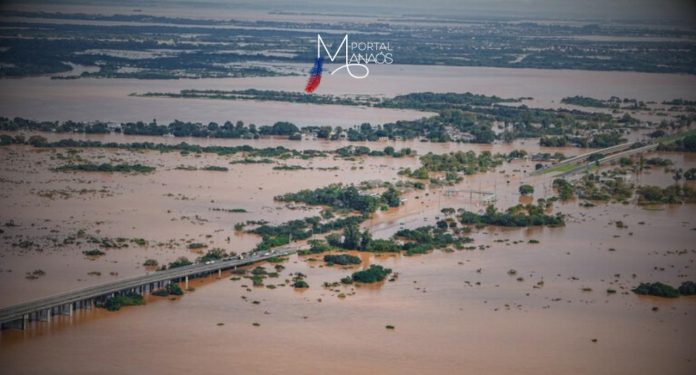 As chuvas que atingem o estado do Rio Grande o Sul desde o dia 27 de abril, é responsável por uma das maiores catástrofe naturais já enfrentada pelo Estado. 850.422 pessoas em todo território, estão sendo afetadas pelas enchentes. Em Porto Alegre, o temporal causou mais de 1,2 mil raios. A maior enchente da história do RS até então, aconteceu em 1959, quando o Rio Pardo transbordou, atingindo os municípios de Candelária e Sobradinho matando pelo menos 94 pessoas.