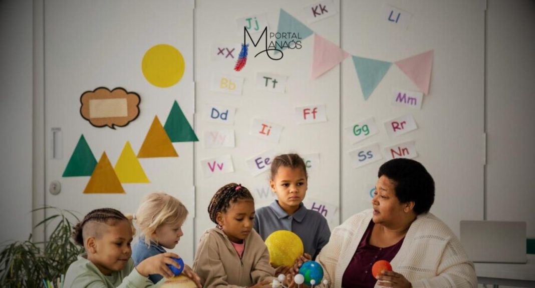 A Comissão de Educação da Câmara dos Deputados debate nesta quinta-feira (9) o projeto de lei que inclui psicólogos e assistentes sociais no quadro funcional da educação básica (PL 3599/23). O debate foi proposto pelo deputado Rafael Brito (MDB-AL), que é relator da proposta no colegiado. A proposta insere a obrigatoriedade na Lei de Diretrizes e Bases da Educação (LDB).