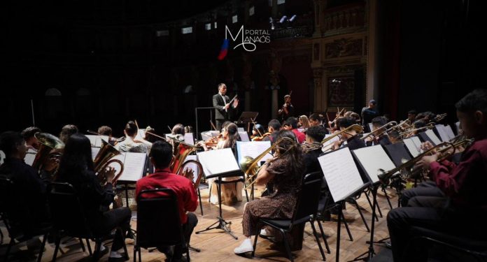 Em homenagem ao Dia das Mães, ocorreu no último domingo, (12), a apresentação do Concerto da Juventude, promovido pela Universidade do Estado do Amazonas (UEA). O evento o foi realizado pela Banda Marcial da Escola Municipal Jarcele Zaranza, pelo Projeto de Orquestras Infantis e Juvenis do Laboratório de Ensino e Práticas Musicais (Probijam), o Projeto Musicando e do Curso Livre de Extensão e Música da UEA, para um público que lotou a plateia do Teatro Amazonas.