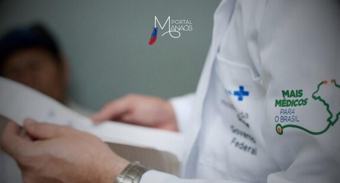 O programa Mais Médicos vem ajudando a aplacar a emergência em saúde pública dos povos que vivem na terra indígena (TI) Yanomami, em Roraima. Em meados de 2023, eram apenas oito médicos do programa atuando na região e, atualmente, cerca de 40 profissionais atendem os indígenas. Três deles atuam no Posto Surucucu, onde há uma unidade de saúde para o recebimento e o acompanhamento dos casos mais graves. O restante atende os indígenas diretamente nas comunidades.