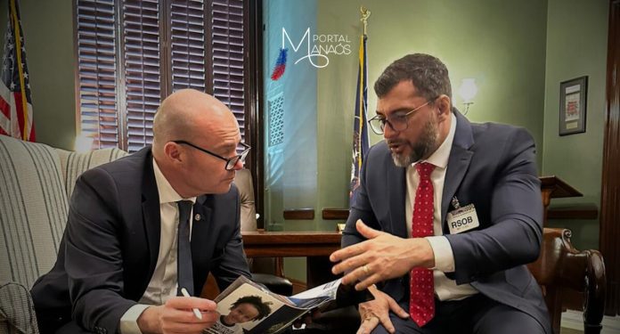 O governador do Amazonas, Wilson Lima, solicitou apoio de cinco congressistas americanos para a instalação de um consulado da embaixada dos Estados Unidos (EUA) em Manaus. O pedido busca além da oferta do serviço de emissão de vistos para o país norte-americano, oferecer apoio aos turistas daquele país que visitem o estado. O encontro aconteceu nesta quarta-feira (15), no Capitólio, que abriga o Senado e a Câmara, em Washington D.C.
