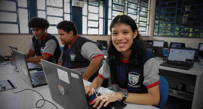 A Secretaria de Estado de Educação e Desporto Escolar iniciou, nesta quarta-feira (22), as entregas dos notebooks às escolas da rede estadual de ensino contempladas pelo edital de chamada pública lançado pela Petrobras, que resultou na doação de 1.434 notebooks à rede. Ao todo, 54 escolas, tanto na capital, quanto no interior, receberão os aparelhos. A primeira unidade de ensino a receber os notebooks foi a Escola Estadual (EE) Nathália Uchôa, localizada na zona sul de Manaus.