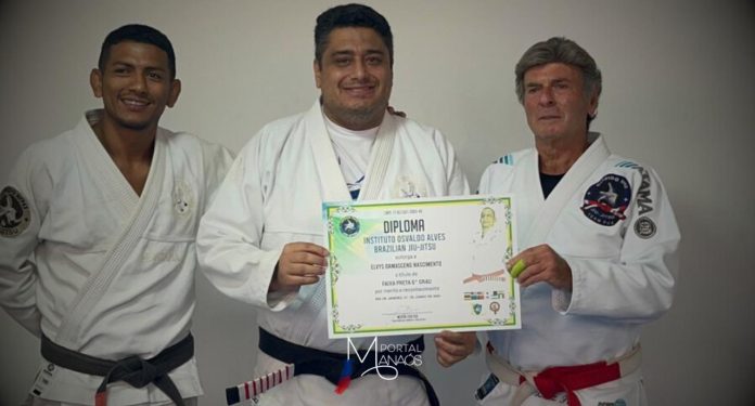 WhatsApp Image 2024-06-03 at 09.37.35 O Presidente da Federação de Jiu-Jitsu do Amazonas, Elvys Damasceno, recebe o seu 6° grau, depois de 24 anos de faixa preta de Jiu-Jitsu, das mãos do ministro do Supremo Tribunal Federal (STF) Luiz Fux que é mestre faixa vermelha e branca 8 grau na arte suave, ambos são pupilos do grande mestre Osvaldo Alves, responsável pelo desenvolvimento do Jiu-Jitsu mundial.