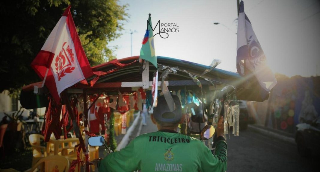 Localizado a 369 quilômetros de Manaus, a Ilha de Parintins é palco das apresentações dos bois-bumbás Caprichoso e Garantido, que protagonizam o maior festival folclórico do mundo. A cidade, onde tudo é azul e vermelho – as cores dos bois –, encontra harmonia a favor da cultura e do turismo no Amazonas.
