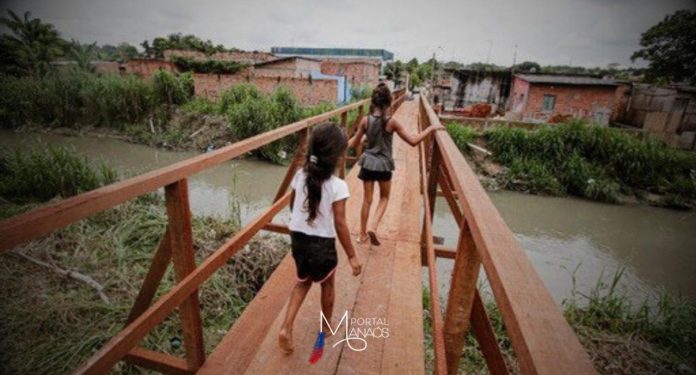 A comunidade Rio Piorini, no bairro Colônia Terra Nova, zona Norte da capital amazonense, será a próxima contemplada com o início do processo de regularização fundiária, que faz parte do programa “Manaus Legal”, da Prefeitura de Manaus. O anúncio foi feito pelo vice-prefeito e secretário-chefe da Casa Civil, Marcos Rotta, na noite da última terça-feira (11), durante solenidade realizada na Liga Municipal Desportiva da comunidade.