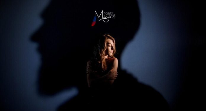 A juíza de Direito Larissa Padilha Roriz Penna, respondendo pelo 6.º Juizado Especializado no Combate à Violência Doméstica e Familiar contra a Mulher, condenou um homem a quatro anos e dez meses de prisão por “estelionato sentimental” (como incurso nas penas do art. 171 do Código Penal, acompanhado dos reflexos da Lei n.º 11.340/06 - “Lei Maria da Penha).