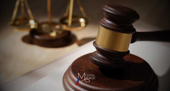 O réu Roberto Marinho Brito, denunciado e pronunciado em Ação Penal pela morte da jovem Miriam Moraes da Cruz, foi condenado a 28 anos e um mês de prisão, em julgamento realizado na quarta-feira (12), no Fórum de Justiça Ministro Henoch Reis. O crime ocorreu na madrugada de 16 de janeiro de 2020, na Av. Natan Xavier, bairro Tancredo Neves, zona Leste de Manaus.