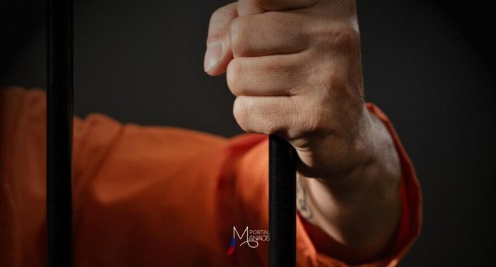 Em sessão de julgamento popular realizado pela 3.ª Vara do Tribunal do Júri na segunda-feira (17), no Fórum de Justiça Ministro Henoch Reis, o réu José Alexandre Cavalcante dos Santos foi condenado a 19 anos e dez meses de prisão pela morte de Emerson Pinto dos Reis, crime ocorrido em 2017, no bairro São Raimundo, zona Oeste de Manaus. O réu respodia o processo em liberdade e não compareceu ao Plenário do Júri.