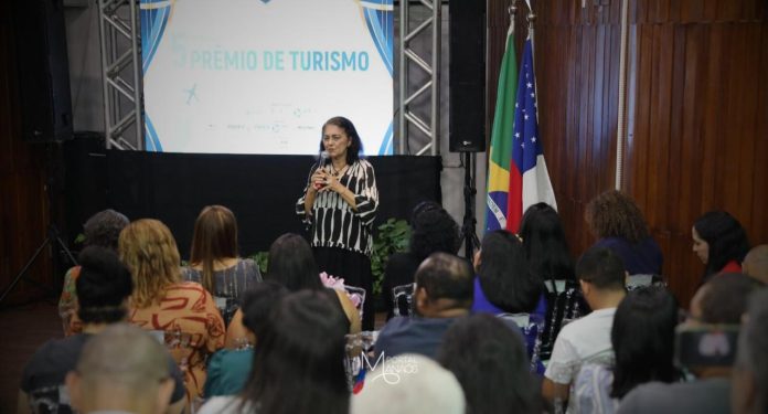 Como forma de incentivar e valorizar a produção científica, a Universidade do Estado do Amazonas (UEA) realizou, na última terça-feira (18), o 5° Prêmio de Turismo Maria Helena Fonsêca. A cerimônia ocorreu na Escola Superior de Artes e Turismo (Esat/UEA), localizada na avenida Leonardo Malcher, 1.728, Praça 14, e premiou iniciativas acadêmicas na área do Turismo que atendam, no mínimo, a um dos Objetivos do Desenvolvimento Sustentável (ODS).